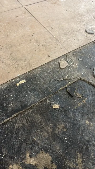 Black bitumen mastic floor removal in a E12 flat
